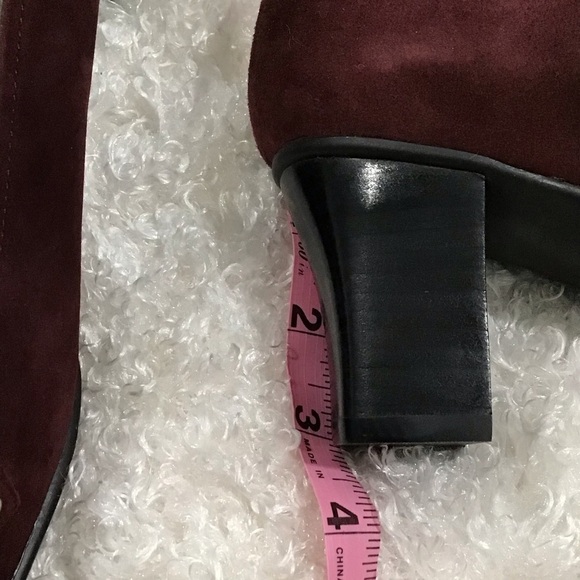 Merlot Suede Bella-Vita 3β Pump chain detail. 11WW - Picture 3 of 5